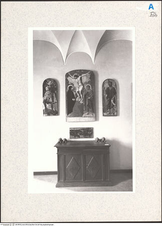 Vorderseite von Hutzel, Max [https://www.deutsche-digitale-bibliothek.de/content/lizenzen/rv-ez/] Kreuzigung mit Maria, Johannes Evangelist und Maria Magdalena, Erzengel Michael und Johannes der Täufer auf den Flügeln - Detail: Christus und trauernde Engel, bh340942_recto. Foto: Hutzel, Max.