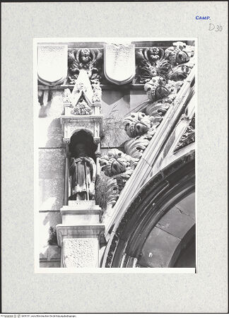 Vorderseite von Pace, Valentino [https://www.deutsche-digitale-bibliothek.de/content/lizenzen/rv-fz/] Linkes Portal - Pomponius (moderne Statue), bh341011_recto. Foto: Pace, Valentino.