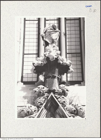 Vorderseite von Pace, Valentino [https://www.deutsche-digitale-bibliothek.de/content/lizenzen/rv-fz/] Linkes Portal - Johannes der Schreiber (moderne Statue), bh341013_recto. Foto: Pace, Valentino.