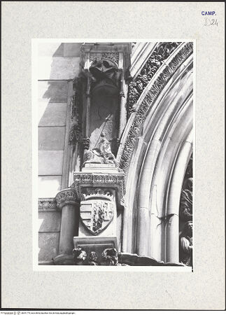 Vorderseite von Pace, Valentino [https://www.deutsche-digitale-bibliothek.de/content/lizenzen/rv-fz/] HauptportalVerkündigung und Heiligen - Linker Pfeiler: Detail, bh341774_recto. Foto: Pace, Valentino.