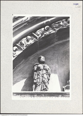 Vorderseite von Pace, Valentino [https://www.deutsche-digitale-bibliothek.de/content/lizenzen/rv-fz/] HauptportalMadonna zwischen den Heiligen Petrus und Januarius mit Kardinal Enrico Minutolo als Stifter (Archivolte: der Heilige Geist und Apostel) - Petrus, bh341777_recto. Foto: Pace, Valentino.