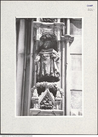 Vorderseite von Pace, Valentino [https://www.deutsche-digitale-bibliothek.de/content/lizenzen/rv-fz/] HauptportalVerkündigung und Heiligen - Rechter Pfeiler: Heiliger, bh341779_recto. Foto: Pace, Valentino.