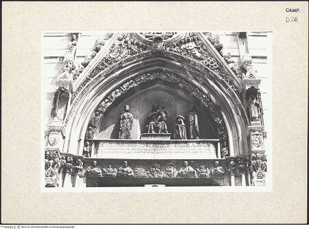 Vorderseite von Pace, Valentino [https://www.deutsche-digitale-bibliothek.de/content/lizenzen/rv-fz/] HauptportalMadonna zwischen den Heiligen Petrus und Januarius mit Kardinal Enrico Minutolo als Stifter (Archivolte: der Heilige Geist und Apostel) - Archivolte, Tympanon und Türsturz, bh341782_recto. Foto: Pace, Valentino.