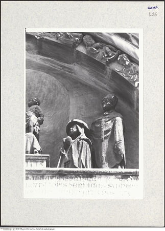 Vorderseite von Pace, Valentino [https://www.deutsche-digitale-bibliothek.de/content/lizenzen/rv-fz/] HauptportalMadonna zwischen den Heiligen Petrus und Januarius mit Kardinal Enrico Minutolo als Stifter (Archivolte: der Heilige Geist und Apostel) - Januarius und Stifter, bh341783_recto. Foto: Pace, Valentino.