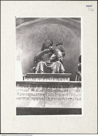 Vorderseite von Pace, Valentino [https://www.deutsche-digitale-bibliothek.de/content/lizenzen/rv-fz/] HauptportalMadonna zwischen den Heiligen Petrus und Januarius mit Kardinal Enrico Minutolo als Stifter (Archivolte: der Heilige Geist und Apostel) - Madonna, bh341786_recto. Foto: Pace, Valentino.