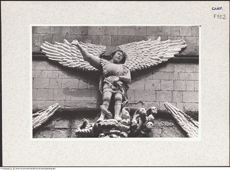 Vorderseite von Pace, Valentino [https://www.deutsche-digitale-bibliothek.de/content/lizenzen/rv-ez/] HauptportalStatuen der Erzengel auf den Kreuzblumen - Der Erzengel Michael, bh342104_recto. Foto: Pace, Valentino.