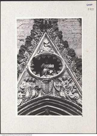 Vorderseite von Pace, Valentino [https://www.deutsche-digitale-bibliothek.de/content/lizenzen/rv-ez/] HauptportalGiebel: Gottvater, Christus und Engel - Gesamtansicht, bh342105_recto. Foto: Pace, Valentino.