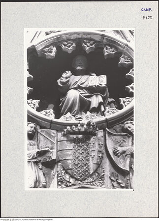 Vorderseite von Pace, Valentino [https://www.deutsche-digitale-bibliothek.de/content/lizenzen/rv-ez/] HauptportalGiebel: Gottvater, Christus und Engel - Christus und Wappen der Familie Pappacoda, bh342107_recto. Foto: Pace, Valentino.