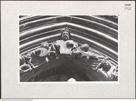 Vorderseite von Pace, Valentino [https://www.deutsche-digitale-bibliothek.de/content/lizenzen/rv-ez/] HauptportalTympanon und Archivolte: Gottvater mit Engel, Madonna - Archivolte, Detail: Gottvater, bh342109_recto. Foto: Pace, Valentino.