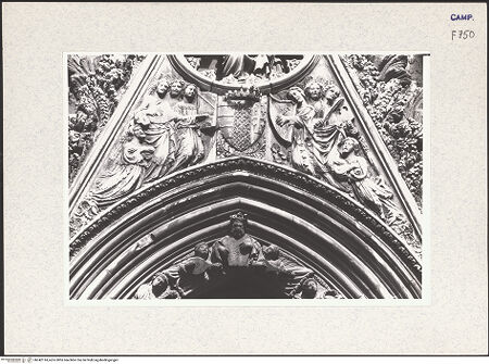 Vorderseite von Pace, Valentino [https://www.deutsche-digitale-bibliothek.de/content/lizenzen/rv-ez/] HauptportalGiebel: Gottvater, Christus und Engel - Musizierende Engel und Wappen der Familie Pappacoda, bh342114_recto. Foto: Pace, Valentino.