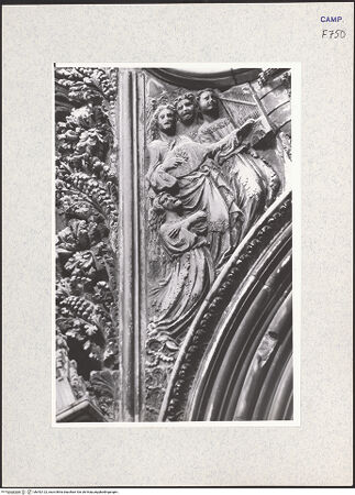 Vorderseite von Pace, Valentino [https://www.deutsche-digitale-bibliothek.de/content/lizenzen/rv-ez/] HauptportalGiebel: Gottvater, Christus und Engel - Musizierende Engel links, bh342122_recto. Foto: Pace, Valentino.