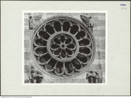 Vorderseite von Getty Research Institute [https://www.deutsche-digitale-bibliothek.de/content/lizenzen/rv-ez/] San FelicianoSüdostfassade - Mittelachse, Obergeschoss, Detail: Radfenster (1903-1905), bh342217_recto. Foto: Hutzel, Max.