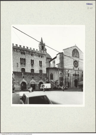 Vorderseite von Getty Research Institute [https://www.deutsche-digitale-bibliothek.de/content/lizenzen/rv-ez/] San FelicianoSüdostfassade - Gesamtansicht mit dem Palazzo delle Canoniche, bh342219_recto. Foto: Hutzel, Max.