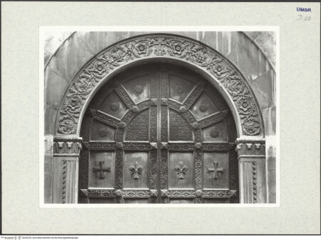 Vorderseite von Getty Research Institute [https://www.deutsche-digitale-bibliothek.de/content/lizenzen/rv-ez/] Mittelportal der Hauptfassade - Obere Hälfte, bh342220_recto. Foto: Hutzel, Max.