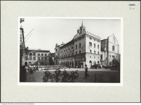 Vorderseite von Getty Research Institute [https://www.deutsche-digitale-bibliothek.de/content/lizenzen/rv-ez/] San Feliciano - Gesamtansicht mit dem Palazzo delle Canoniche, von Süden, bh342222_recto. Foto: Hutzel, Max.