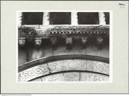 Vorderseite von Getty Research Institute [https://www.deutsche-digitale-bibliothek.de/content/lizenzen/rv-ez/] Seitenportal - Äußerer Archivoltenbogen, Scheitel: Inschrift, darüber Gesims mit Kopfkonsolen, bh342232_recto. Foto: Hutzel, Max.