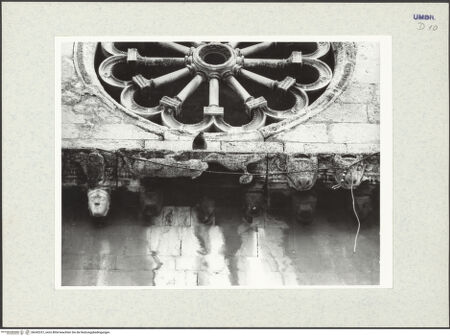 Vorderseite von Getty Research Institute [https://www.deutsche-digitale-bibliothek.de/content/lizenzen/rv-ez/] San FelicianoSüdwestliche Querhausfassade - Linke Achse, Detail: vorkragendes Gesims auf Kopfkonsolen, bh342237_recto. Foto: Hutzel, Max.