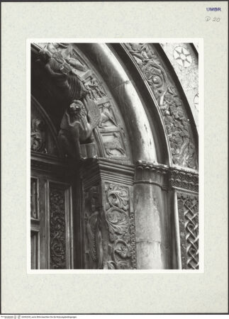 Vorderseite von Getty Research Institute [https://www.deutsche-digitale-bibliothek.de/content/lizenzen/rv-ez/] Seitenportal - Detail: rechte Kapitellzone und Archivoltenansatz, bh342242_recto. Foto: Hutzel, Max.