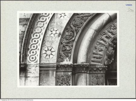 Vorderseite von Getty Research Institute [https://www.deutsche-digitale-bibliothek.de/content/lizenzen/rv-ez/] Seitenportal - Detail: linke Kapitellzone und Archivoltenansatz, bh342356_recto. Foto: Hutzel, Max.