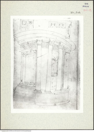 Vorderseite von Kunstbibliothek [https://www.deutsche-digitale-bibliothek.de/content/lizenzen/rv-ez/] Codex Destailleur DMars-Tempel: Ansicht des Tempels mit Details der Kassetten der Umgangsdecke und Vermessung der Kassetten und Kannelluren einer Säule - , bh350400_recto. Foto.