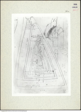 Vorderseite von Kunstbibliothek [https://www.deutsche-digitale-bibliothek.de/content/lizenzen/rv-ez/] Codex Destailleur DCaracalla-Thermen: Grundriss einer dreieckigen Treppenanlage - , bh350456_recto. Foto.