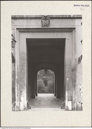 Vorderseite von Vasari [https://www.deutsche-digitale-bibliothek.de/content/lizenzen/rv-ez/] Palazzo Núñez-Torlonia - Fassade zur Via Bocca di Leone, Detail: Portal, bh351068_recto. Foto.