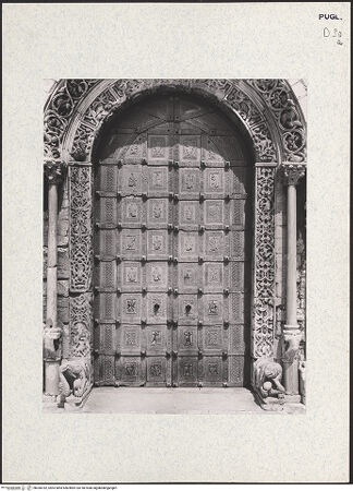 Vorderseite von Hirmer [https://www.deutsche-digitale-bibliothek.de/content/lizenzen/rv-ez/] Bronzetür - Gesamtansicht mit Portal, bh360782_recto. Foto.