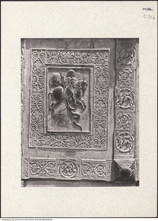 Vorderseite von Hirmer [https://www.deutsche-digitale-bibliothek.de/content/lizenzen/rv-ez/] BronzetürLinkes TürblattDer heilige Georg - Gesamtansicht (und dekorierte Platte), bh360784_recto. Foto.