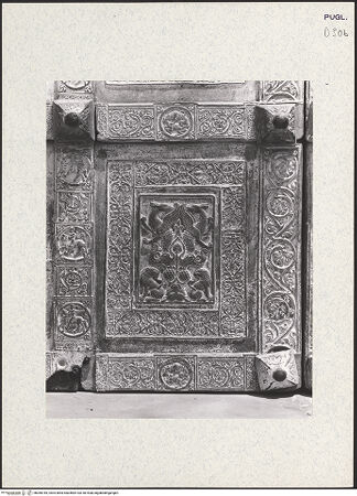 Vorderseite von Hirmer [https://www.deutsche-digitale-bibliothek.de/content/lizenzen/rv-ez/] BronzetürLinkes TürblattDer Lebensbaum - Gesamtansicht (und dekorierte Platte), bh360785_recto. Foto.