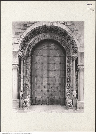 Vorderseite von Hirmer [https://www.deutsche-digitale-bibliothek.de/content/lizenzen/rv-ez/] Bronzetür - Gesamtansicht mit Portal, bh360787_recto. Foto.