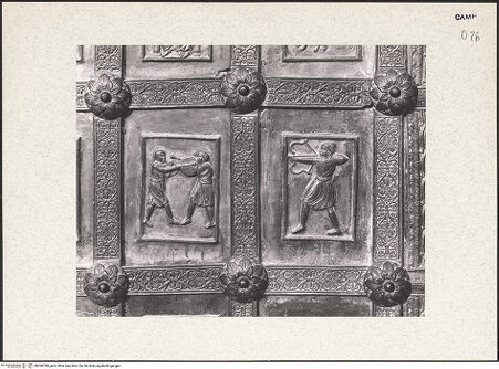 Vorderseite von Hirmer [https://www.deutsche-digitale-bibliothek.de/content/lizenzen/rv-ez/] Bronzetür mit den Apostel, Propheten und der Passion ChristiRechter Flügel - Detail, Zweikampf und Bogenschütze, bh360788_recto. Foto: Hirmer, Albert.