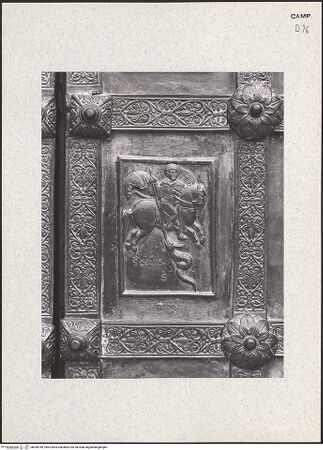 Vorderseite von Hirmer [https://www.deutsche-digitale-bibliothek.de/content/lizenzen/rv-ez/] Bronzetür mit den Apostel, Propheten und der Passion ChristiRechter Flügel - Detail, Heiliger Georg, bh360789_recto. Foto: Hirmer, Albert.