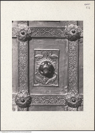 Vorderseite von Hirmer [https://www.deutsche-digitale-bibliothek.de/content/lizenzen/rv-ez/] Bronzetür mit den Apostel, Propheten und der Passion ChristiRechter Flügel - Detail, Türklopfer, bh360790_recto. Foto: Hirmer, Albert.