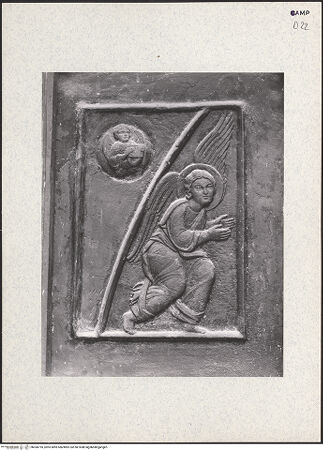 Vorderseite von Hirmer [https://www.deutsche-digitale-bibliothek.de/content/lizenzen/rv-ez/] Bronzetür mit den Apostel, Propheten und der Passion ChristiRechter Flügel - Detail, Engel, bh360795_recto. Foto: Hirmer, Albert.