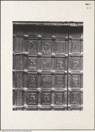 Vorderseite von Hirmer [https://www.deutsche-digitale-bibliothek.de/content/lizenzen/rv-ez/] Bronzetür mit den Apostel, Propheten und der Passion ChristiLinker Flügel - Oberes Teil, bh360798_recto. Foto: Hirmer, Albert.