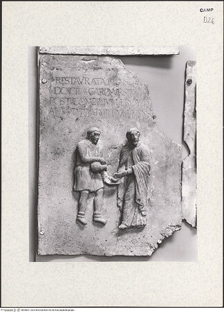 Vorderseite von Hirmer [https://www.deutsche-digitale-bibliothek.de/content/lizenzen/rv-ez/] Portal mit Szenen aus dem Leben Christi und BischöfeHandwaschung des Pilatus - Gesamtansicht (nach den Bombentreffern), bh360821_recto. Foto: Hirmer, Albert.