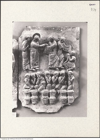 Vorderseite von Hirmer [https://www.deutsche-digitale-bibliothek.de/content/lizenzen/rv-ez/] Portal mit Szenen aus dem Leben Christi und BischöfeSpeisung der Fünftausend - Gesamtansicht (nach den Bombentreffern), bh360829_recto. Foto: Hirmer, Albert.