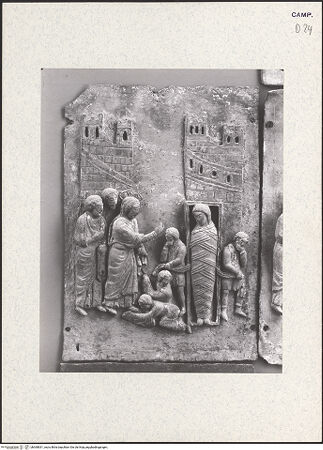 Vorderseite von Hirmer [https://www.deutsche-digitale-bibliothek.de/content/lizenzen/rv-ez/] Portal mit Szenen aus dem Leben Christi und BischöfeAuferweckung des Lazarus - Gesamtansicht (nach den Bombentreffern), bh360831_recto. Foto: Hirmer, Albert.