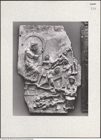 Vorderseite von Hirmer [https://www.deutsche-digitale-bibliothek.de/content/lizenzen/rv-ez/] Portal mit Szenen aus dem Leben Christi und BischöfeBethlehemitische Kindermord - Gesamtansicht (nach den Bombentreffern), bh360832_recto. Foto: Hirmer, Albert.