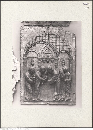 Vorderseite von Hirmer [https://www.deutsche-digitale-bibliothek.de/content/lizenzen/rv-ez/] Portal mit Szenen aus dem Leben Christi und BischöfeDarbringung im Tempel - Gesamtansicht (nach den Bombentreffern), bh360833_recto. Foto: Hirmer, Albert.