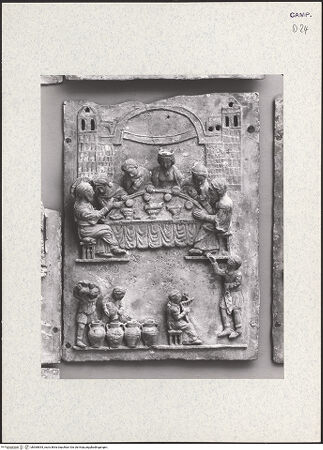 Vorderseite von Hirmer [https://www.deutsche-digitale-bibliothek.de/content/lizenzen/rv-ez/] Portal mit Szenen aus dem Leben Christi und BischöfeHochzeit zu Kanaan - Gesamtansicht (nach den Bombentreffern), bh360834_recto. Foto: Hirmer, Albert.