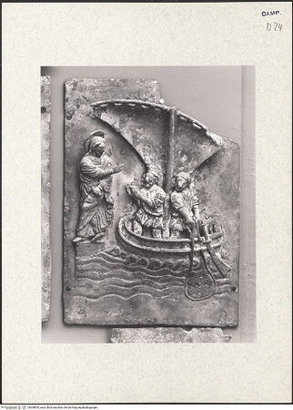 Vorderseite von Hirmer [https://www.deutsche-digitale-bibliothek.de/content/lizenzen/rv-ez/] Portal mit Szenen aus dem Leben Christi und BischöfeBerufung der Jünger Petrus und Andreas - Gesamtansicht (nach den Bombentreffern), bh360835_recto. Foto: Hirmer, Albert.