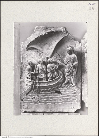 Vorderseite von Hirmer [https://www.deutsche-digitale-bibliothek.de/content/lizenzen/rv-ez/] Portal mit Szenen aus dem Leben Christi und BischöfeDer wunderbare Fischzug - Gesamtansicht (nach den Bombentreffern), bh360836_recto. Foto: Hirmer, Albert.