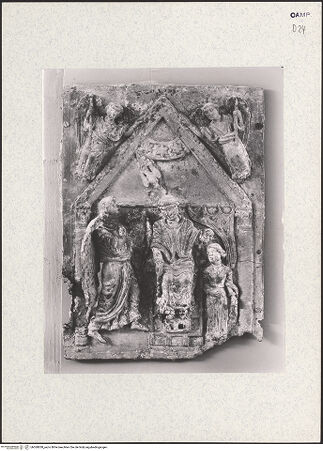 Vorderseite von Hirmer [https://www.deutsche-digitale-bibliothek.de/content/lizenzen/rv-ez/] Portal mit Szenen aus dem Leben Christi und BischöfeVerkündigung - Gesamtansicht (nach den Bombentreffern), bh360838_recto. Foto: Hirmer, Albert.