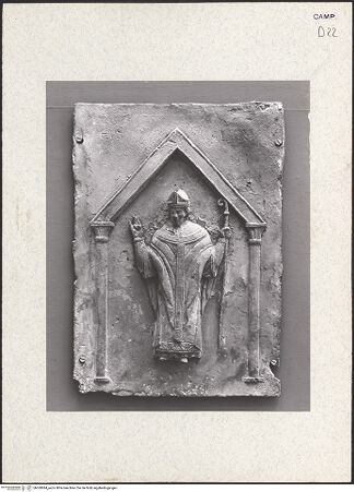 Vorderseite von Hirmer [https://www.deutsche-digitale-bibliothek.de/content/lizenzen/rv-ez/] Portal mit Szenen aus dem Leben Christi und BischöfeBischof von Larino - Gesamtansicht (nach den Bombentreffern), bh360844_recto. Foto: Hirmer, Albert.