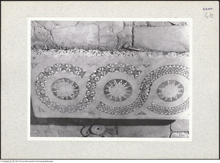 Vorderseite von Getty Research Institute? [https://www.deutsche-digitale-bibliothek.de/content/lizenzen/rv-ez/] Platte mit geometrischen Motiven - Vorderseite: Kreise, Kreisschlingen und Zwickelfelder mit geometrischen Motiven, bh361146_recto. Foto: Hutzel, Max.