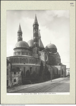 Vorderseite von Alinari [https://www.deutsche-digitale-bibliothek.de/content/lizenzen/rv-ez/] Sant'AntonioNordseite - Chor, Cappella del beato Luca Belludi und Querhaus von Nordosten, bh363328_recto. Foto.