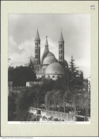 Vorderseite von Alinari [https://www.deutsche-digitale-bibliothek.de/content/lizenzen/rv-ez/] Sant'AntonioOstseite - Chor und Kuppeln von Osten, bh363330_recto. Foto.