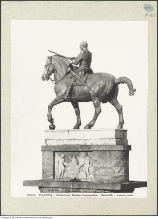 Vorderseite von Alinari [https://www.deutsche-digitale-bibliothek.de/content/lizenzen/rv-ez/] Reiterdenkmal des Erasmus da Narni: il GattamelataGattamelata in Condottieren-Rüstung zu Pferd - Ansicht von Südwesten (linke Seite), bh363758_recto. Foto.