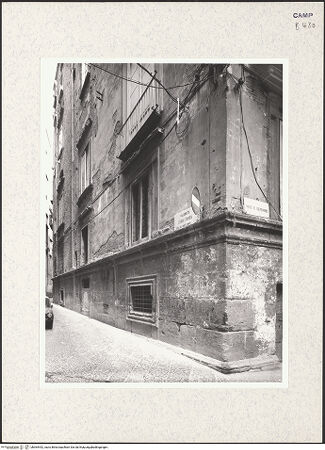 Vorderseite von Bibliotheca Hertziana [https://www.deutsche-digitale-bibliothek.de/content/lizenzen/rv-fz/] Palazzo Carafa di Belvedere - Fassade, Fundament, Detail, bh364442_recto. Foto.